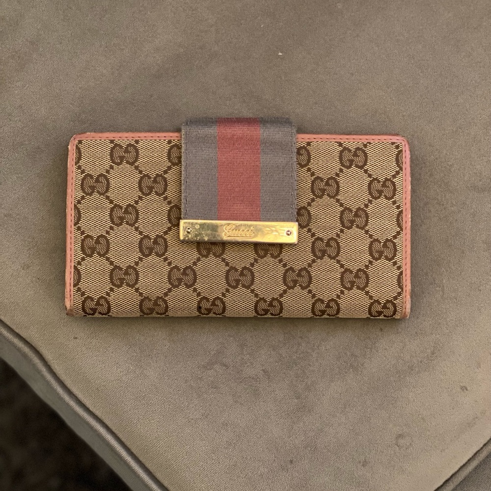 Gucci wallet, gently used